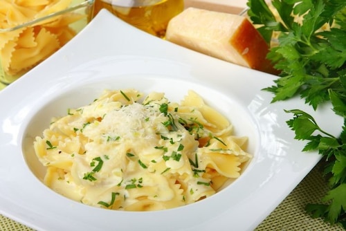 Przepis na Farfalle z sosem pietruszkowym Farfalle z sosem pietruszkowym
