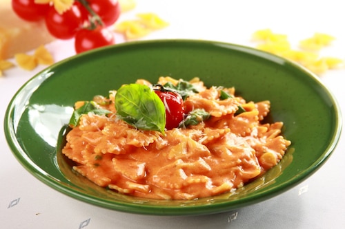 Farfalle z sosem pomidorowym i dwoma serami