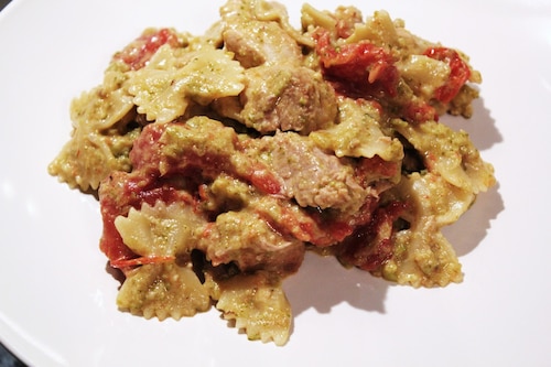 Przepis na Farfalle z sosem z sera pleśniowego z dodatkiem suszonych pomidorów i pieczon... Farfalle z sosem z sera pleśniowego z dodatkiem suszonych pomidorów i pieczon...