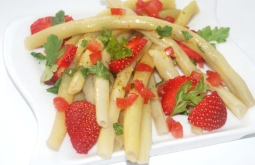 Przepis na Fasolka szparagowa na zimno z truskawkami Fasolka szparagowa na zimno z truskawkami