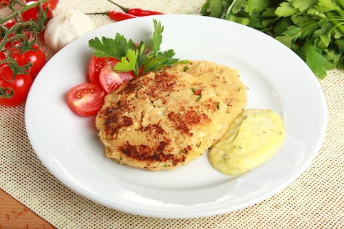 Fasolowe kotleciki z fetą i sosem czosnkowym