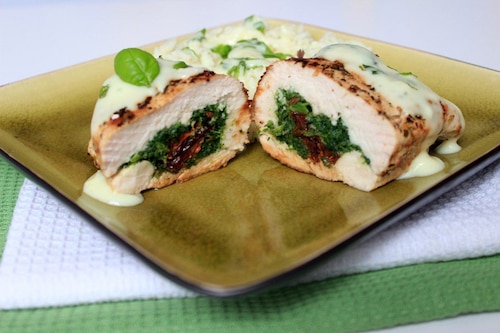 Faszerowana pierś z kurczaka z sosem serowo-bazyliowym