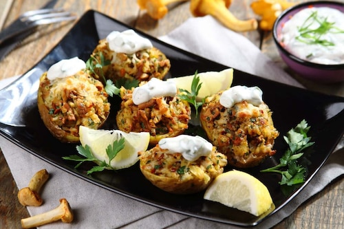 Faszerowane ziemniaki z grilla z wędzonym pstrągiem, kurkami i oscypkiem