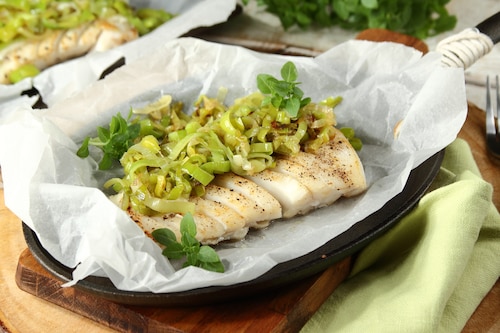 Przepis na Dorsz pieczony z porem - VIDEO Dorsz pieczony z porem - VIDEO