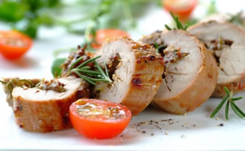 Filet wieprzowy faszerowany ziołami i orzechami 