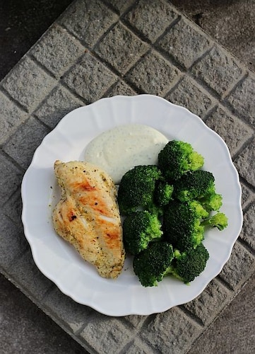 Przepis na Filet z sosem czosnkowym i brokułem Filet z sosem czosnkowym i brokułem