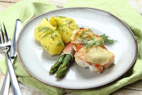 Przepis na  Filet z dorsza zapiekany z pomidorem i mozzarellą  Filet z dorsza zapiekany z pomidorem i mozzarellą