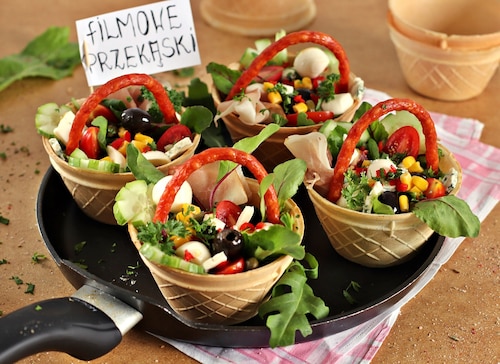 Filmowa sałatka w waflu koszyczku