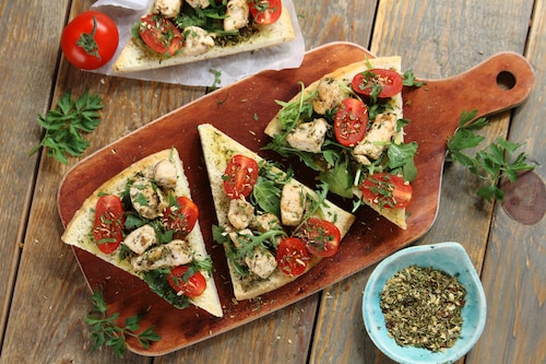 Przepis na Focaccia z pomidorkami, grillowanym kurczakiem i rukolą Focaccia z pomidorkami, grillowanym kurczakiem i rukolą