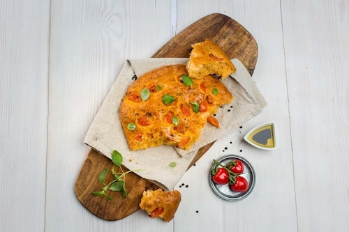 Przepis na Focaccia pachnąca ziołami i pomidorami Focaccia pachnąca ziołami i pomidorami