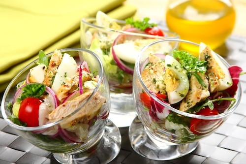 Francuska sałatka z kurczakiem i gotowanym jajkiem - VIDEO