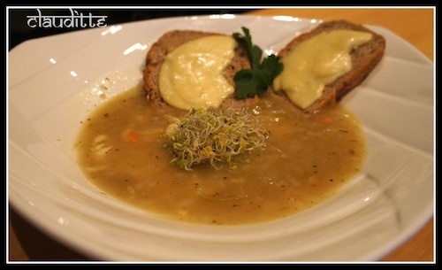 Francuska Zupa Cebulowa z kiełkami i grzankami