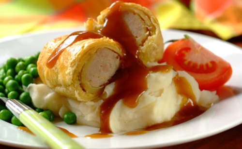 Francuskie hot dogi z ciemnym sosem piwnym