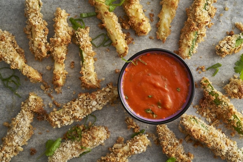 Frytki z cukinii z dipem pomidorowo-paprykowym 