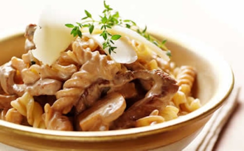 Przepis na Fusilli w kremowym sosie z wołowiną i grzybami Fusilli w kremowym sosie z wołowiną i grzybami