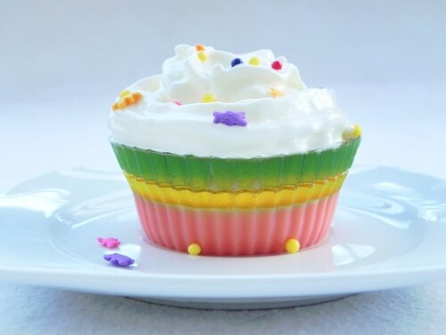 Galaretkowe muffinki z bitą smietaną