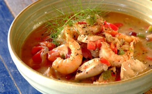 Garnek pełen krewetek, kurczaka i oliwek