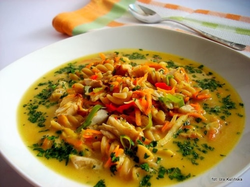 Gęsta zupa rybna z makaronem pełnoziarnistym i mleczkiem kokosowym