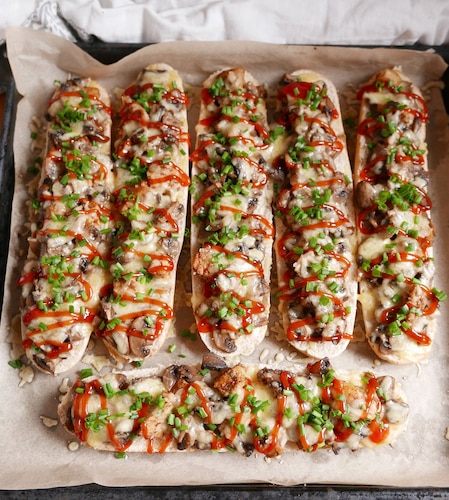 Przepis na Zapiekanki z pieczarkami i kurczakiem Zapiekanki z pieczarkami i kurczakiem