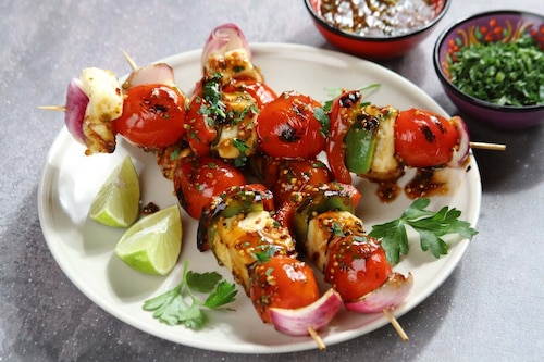 Przepis na Glazurowane szaszłyki warzywne z serem halloumi Glazurowane szaszłyki warzywne z serem halloumi