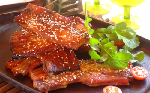 Przepis na Glazurowany bekon z sezamem Glazurowany bekon z sezamem