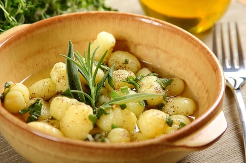 Gnocchi, czyli włoskie kopytka z oliwą i szałwią 