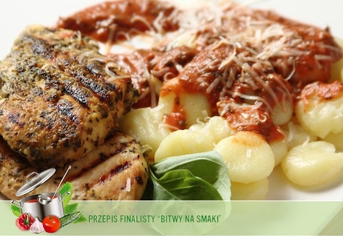 Przepis na Gnocchi mocno pomidorowe z nutką kolendry i kurczakiem Gnocchi mocno pomidorowe z nutką kolendry i kurczakiem