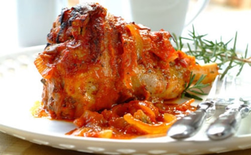 Golonka jagnięca z sosem śródziemnomorskim 