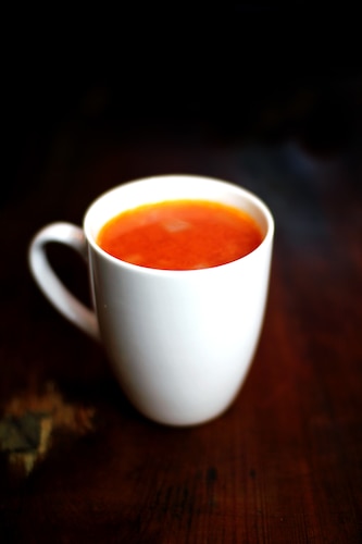 Gorący kubek pomidorowo - czosnkowy