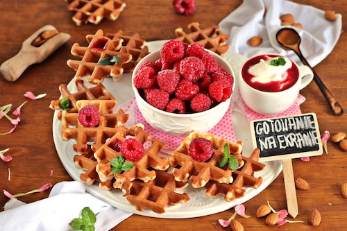 Migdałowe gofry z malinami