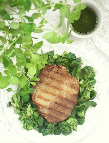 Gotowana karkówka z grilla na roszponce 