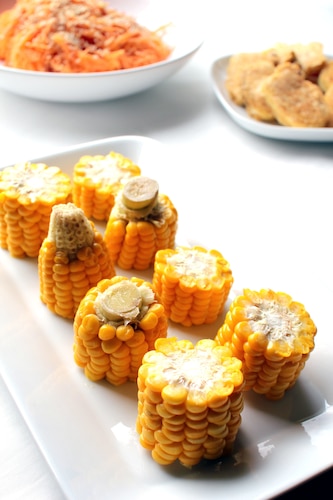 Gotowana kukurydza w kolbach w ziołowym masełku