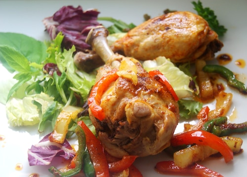 Gotowane pałki z kurczaka na sałacie z paprykowym sosem