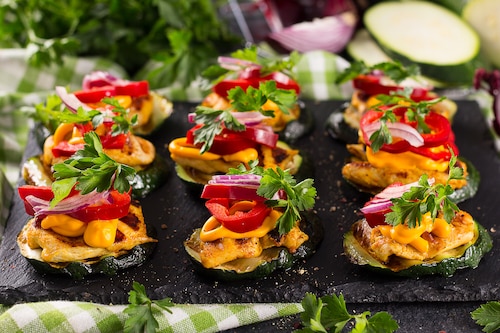 Grillowany finger food z kurczakiem, cukinią i sosem cheddar