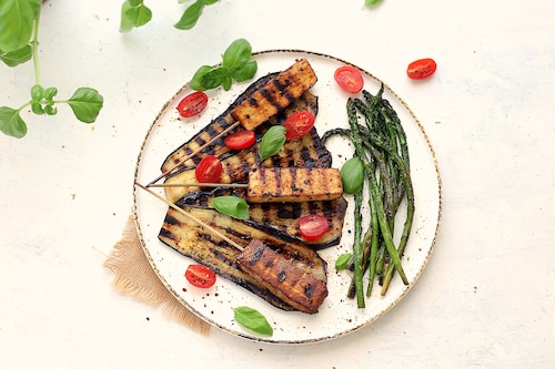 Szparagi z grilla z tofu i bakłażanem
