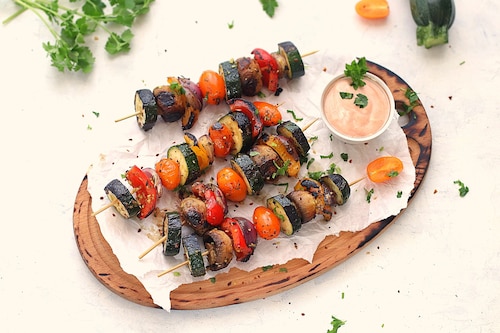 Vege szaszłyki z grilla z sosem