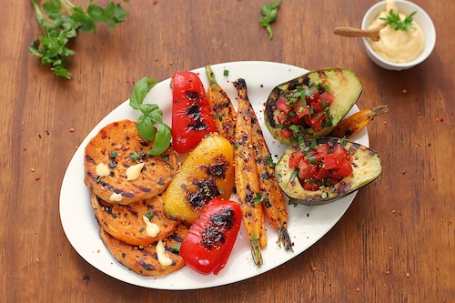 Awokado z grilla z warzywami