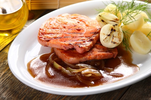 Grillowana golonka z sosem cebulowym