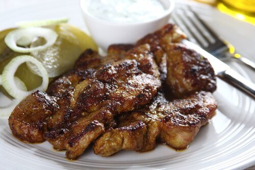 Grillowana karkówka z curry i sosem jogurtowym