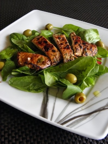 Grillowana pierś z kurczaka podana na sałatce szpinakowej