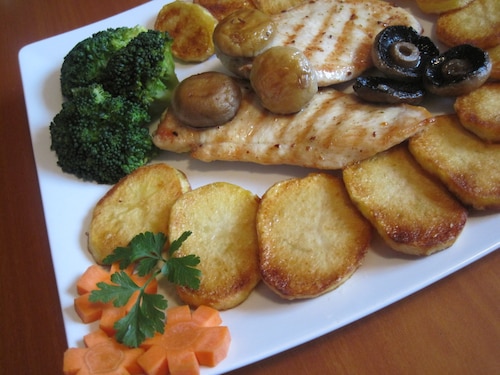 Grillowana pierś z kurczaka ze smażonymi kartoflami