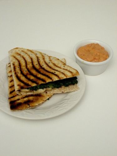 Grillowana tortilla ze szpinakiem i pieczarkami