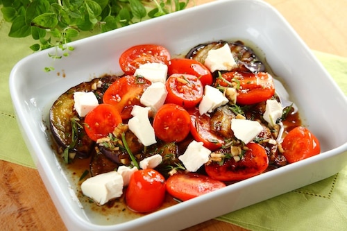 Przepis na Grillowane bakłażany z octem, serem feta i miętą  Grillowane bakłażany z octem, serem feta i miętą