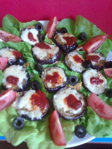 Przepis na Grillowane bakłażany z serem greckim, keczupem i oliwkami Grillowane bakłażany z serem greckim, keczupem i oliwkami