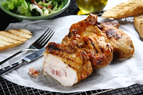 Przepis na Grillowane kotlety ze schabu z whiskey i miodem Grillowane kotlety ze schabu z whiskey i miodem