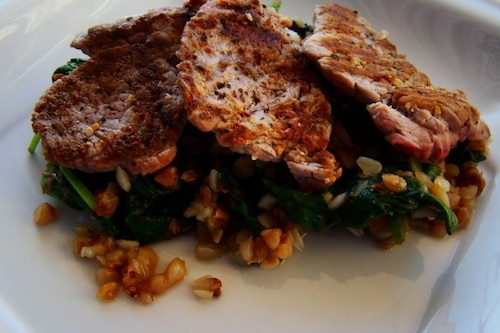 Grillowane polędwiczki na kaszy gryczanej ze szpinakiem 