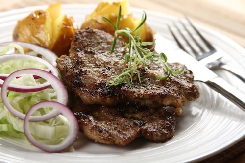 Przepis na Grillowane steki z karkówki z gorczycą i majerankiem Grillowane steki z karkówki z gorczycą i majerankiem