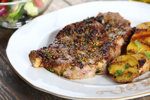 Grillowane steki z karkówki z ziołami i musztardą