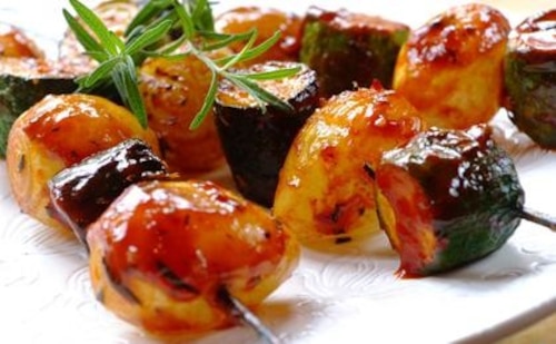 Grillowane szaszłyki z mini cukinią i cebulką