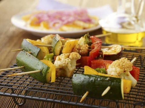 Przepis na Grillowane szaszłyki z warzyw marynowane w chili, kolendrze i miodzie Grillowane szaszłyki z warzyw marynowane w chili, kolendrze i miodzie